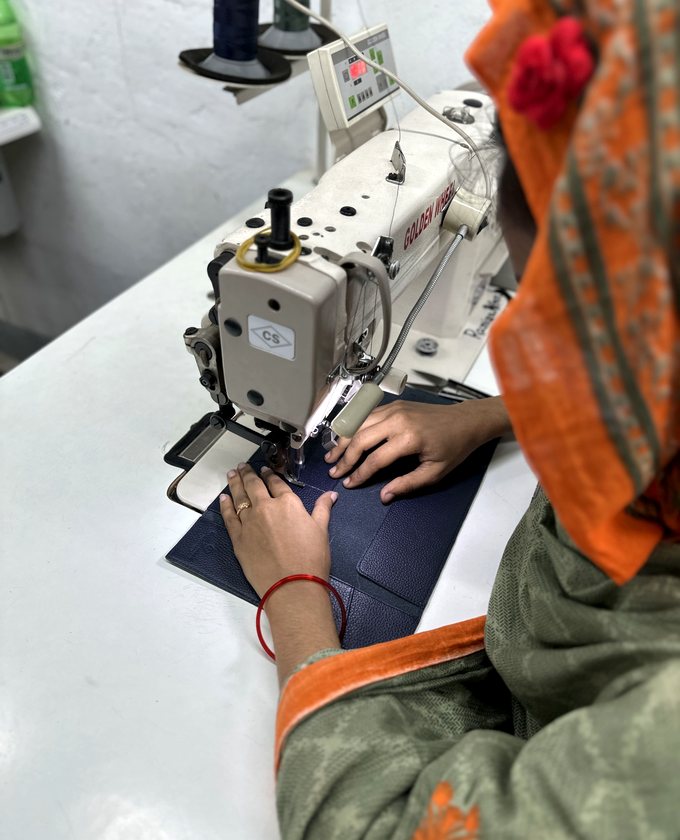 縫製する職人