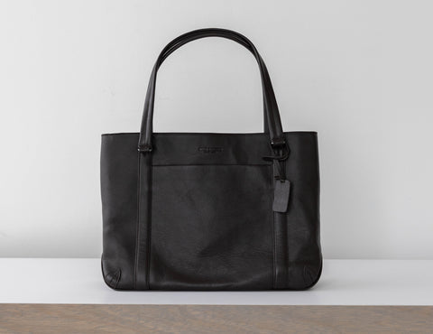 湿気や水に強い革とは？梅雨や汗にも負けないレザー選びのポイント