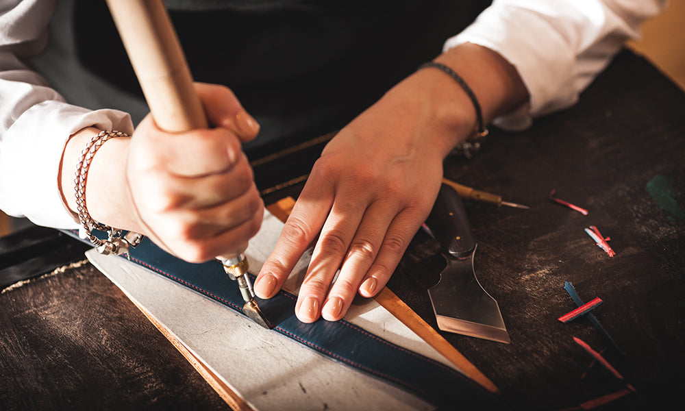 革の美しさを引き出す熟練の技とは？｜捻（ネン）引き