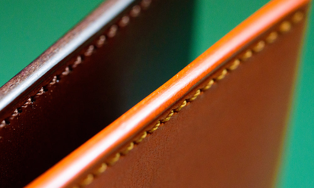 革の美しさを引き出す熟練の技とは?|革職人のさまざまな手仕事 コバ磨き