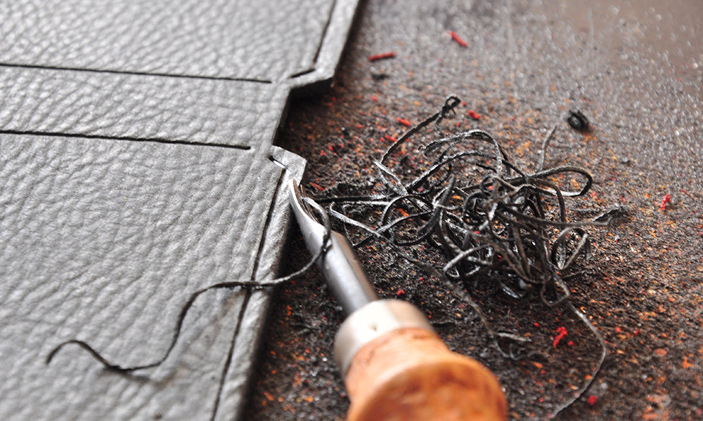 革の美しさを引き出す熟練の技とは？｜革職人のさまざまな手仕事　ヘリ落とし