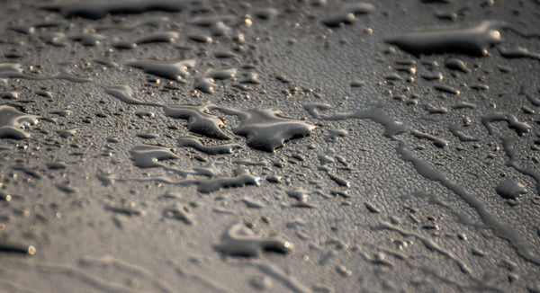 湿気や水に強い革とは？梅雨や汗にも負けないレザー選びのポイント