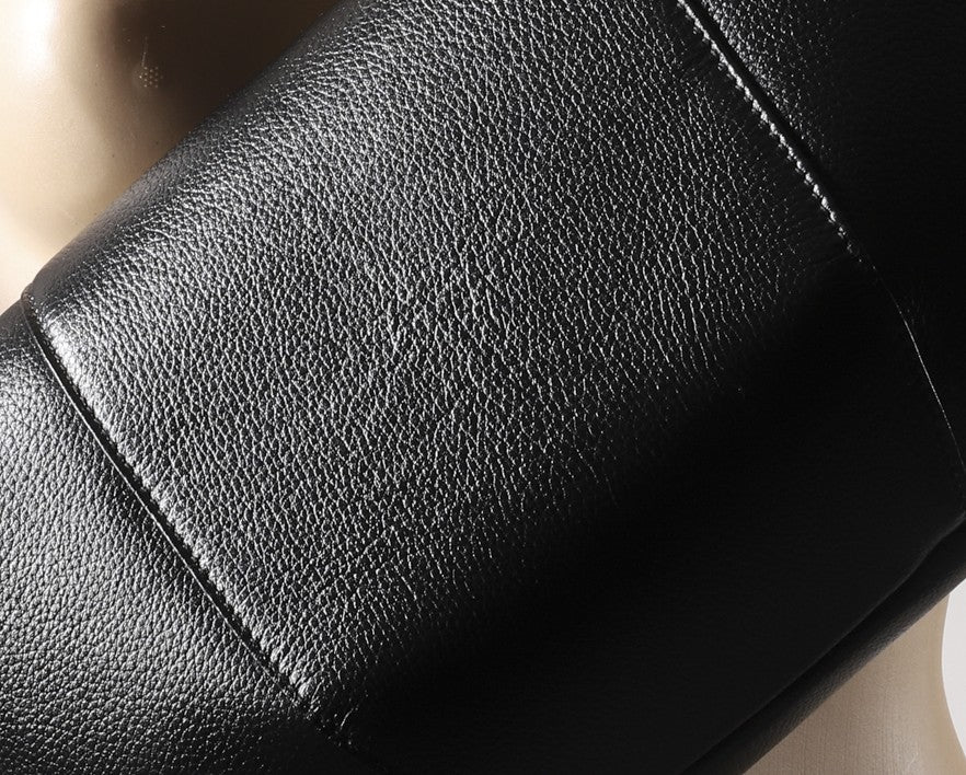 湿気や水に強い革とは？梅雨や汗にも負けないレザー選びのポイント