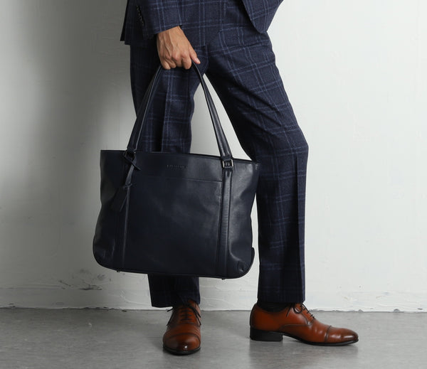 湿気や水に強い革とは？梅雨や汗にも負けないレザー選びのポイント