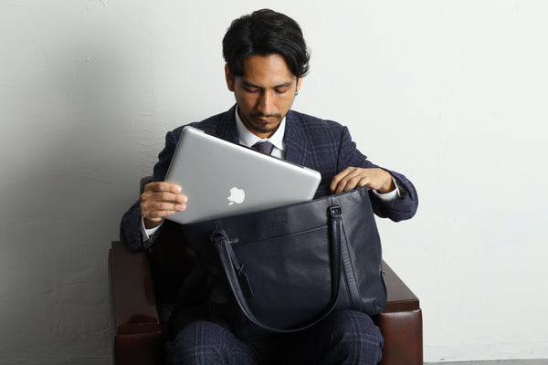 上質な革ビジネスバッグは、扱い方や所作まで変える  上質な本革のビジネスバッグは、美しい見た目から適当に扱うのがもったいなく感じるもの。自然とテーブルや床に置くときも静かに置くようになったり、カバンの中身を整理する習慣がついたりと、所作全体が自然と丁寧になっていきます。  また一つ丁寧な所作を身につけることでバッグだけでなく、書類や名刺入れ、PCまできちんと管理するようになり、ビジネスマナーそのものが一段レベルアップします。  特に所作を見られやすい営業先でバッグを取り出すときに、ガサガサと乱雑に取り出すのではなく、スッと取り出して静かに置く。そのたった数秒の動作が相手に与える印象は大きく変わります。 良いものを持つことで、扱い方・所作まで変わり、結果として信頼感へとつながっていきます。