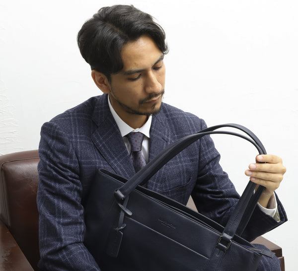 湿気や水に強い革とは？梅雨や汗にも負けないレザー選びのポイント