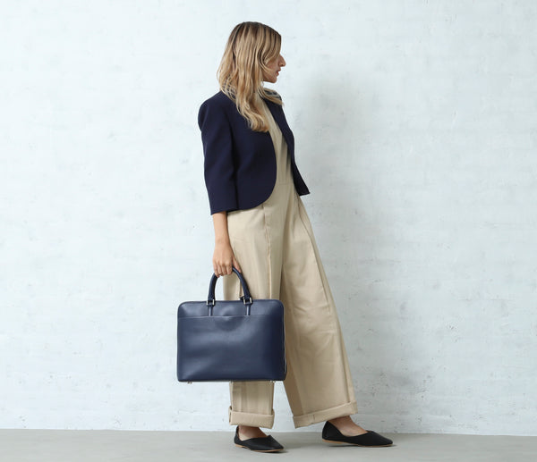 上質な革ビジネスバッグは、扱い方や所作まで変える 上質な本革のビジネスバッグは、美しい見た目から適当に扱うのがもったいなく感じるもの。自然とテーブルや床に置くときも静かに置くようになったり、カバンの中身を整理する習慣がついたりと、所作全体が自然と丁寧になっていきます。 また一つ丁寧な所作を身につけることでバッグだけでなく、書類や名刺入れ、PCまできちんと管理するようになり、ビジネスマナーそのものが一段レベルアップします。 特に所作を見られやすい営業先でバッグを取り出すときに、ガサガサと乱雑に取り出すのではなく、スッと取り出して静かに置く。そのたった数秒の動作が相手に与える印象は大きく変わります。 良いものを持つことで、扱い方・所作まで変わり、結果として信頼感へとつながっていきます。