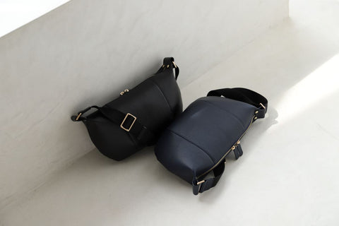 湿気や水に強い革とは？梅雨や汗にも負けないレザー選びのポイント