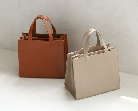 ミニマル派におすすめ！シンプルで機能的な本革スクエアミニバッグ/RT2