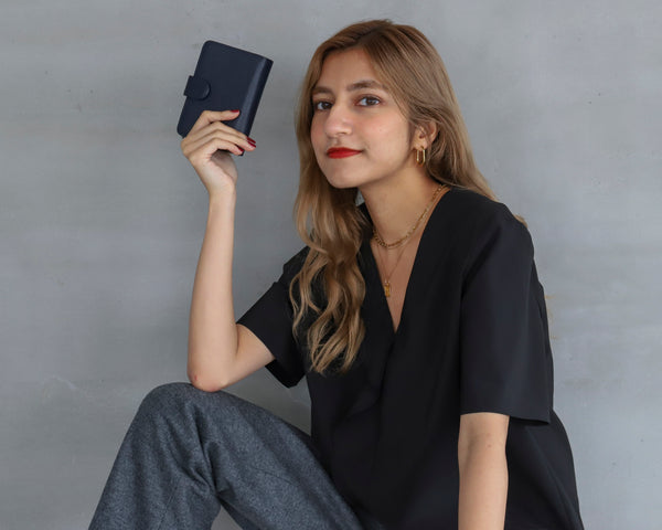 夏にこそおすすめ｜ミニマルに美しく持ち運ぶレザー財布&小物