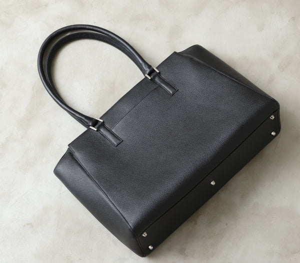 上質な革ビジネスバッグは、扱い方や所作まで変える  上質な本革のビジネスバッグは、美しい見た目から適当に扱うのがもったいなく感じるもの。自然とテーブルや床に置くときも静かに置くようになったり、カバンの中身を整理する習慣がついたりと、所作全体が自然と丁寧になっていきます。  また一つ丁寧な所作を身につけることでバッグだけでなく、書類や名刺入れ、PCまできちんと管理するようになり、ビジネスマナーそのものが一段レベルアップします。  特に所作を見られやすい営業先でバッグを取り出すときに、ガサガサと乱雑に取り出すのではなく、スッと取り出して静かに置く。そのたった数秒の動作が相手に与える印象は大きく変わります。 良いものを持つことで、扱い方・所作まで変わり、結果として信頼感へとつながっていきます。