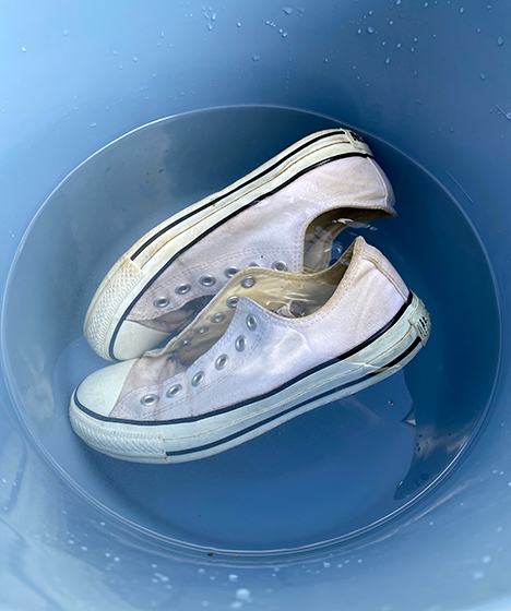 ①容器にぬるま湯を貯め、中性洗剤を入れる