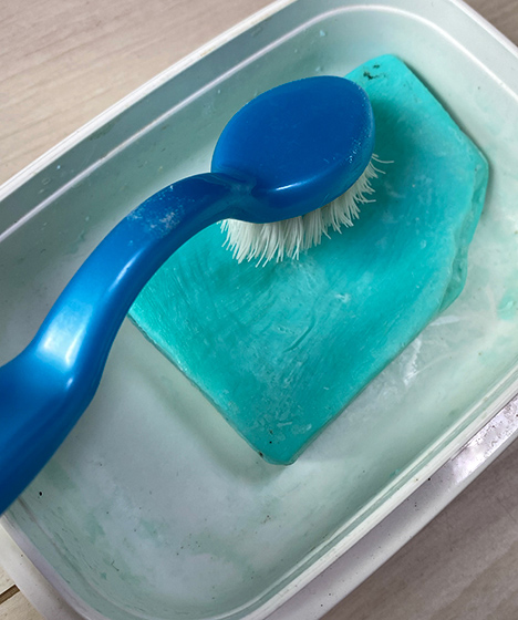 ③ガンコな汚れには固形石鹸！