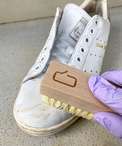 ①ブラシで汚れを落とす