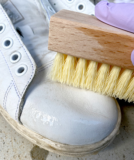 ③ブラシでこする