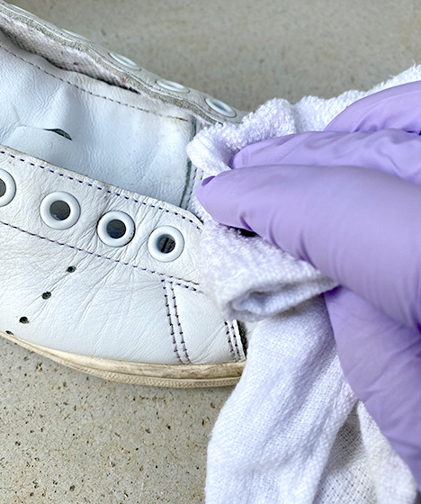 ④布やタオルで泡を拭き取る