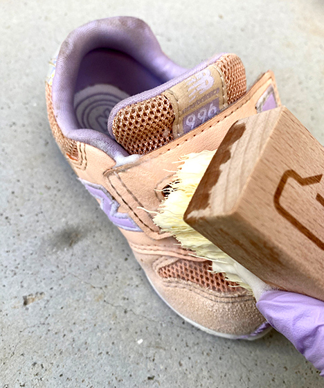 ①ブラシで汚れを落とす