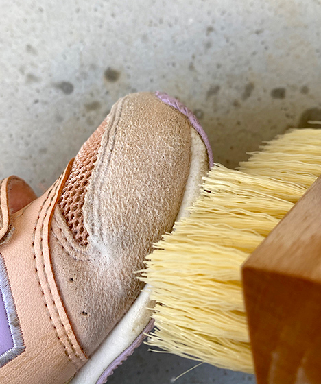 ③ブラシでこする