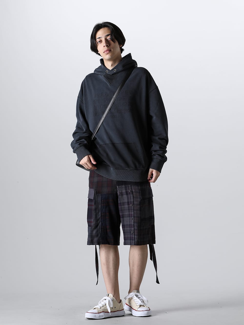 Maison Margiela - メゾン マルジェラ 24SS - フーディリラックスショーツコーディネート 見出し4 - S50GU0216 - フーディ - SB1WG0018 - 5AC カメラバッグ ミディアム - Rafu031-M1 - リメイクショーツ - A04FW729 - ピーターソン オリジナルソール キャンバス ローカットスニーカー ナチュラル 4-001