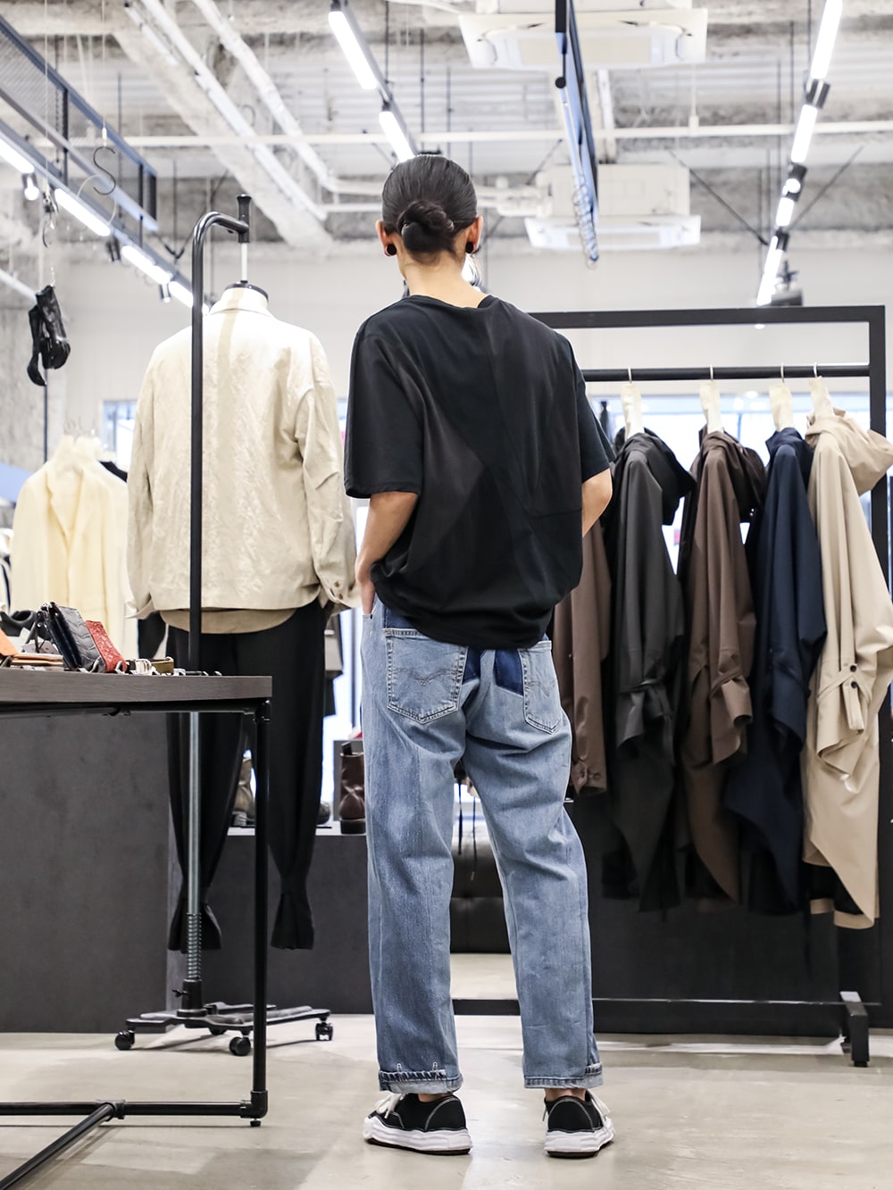 インク / メゾン ミハラヤスヒロ 2024SS スタイリング - 今夏に周囲の人々と一線を引くTシャツ - ink24SS-09-B-2(ムービー クラック ショートスリーブTシャツ) ink24SS-13-M2(4パネル 50/デニムパンツ - M2) A02FW704-black-Classic(ベイカー キャンバス ローカット スニーカー Black) - 1-003