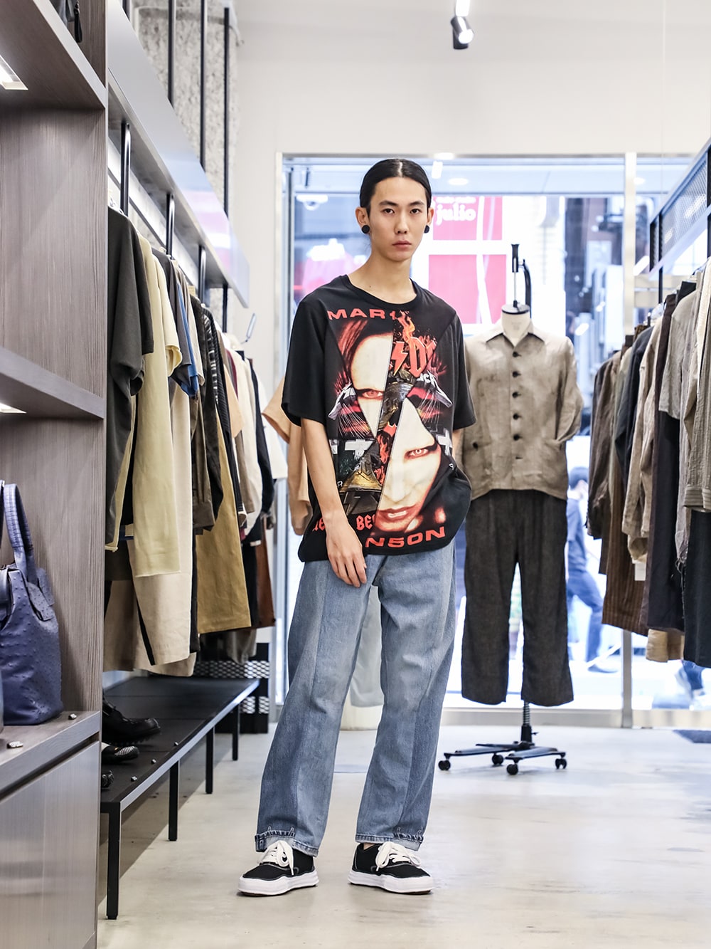 インク / メゾン ミハラヤスヒロ 2024SS スタイリング - 今夏に周囲の人々と一線を引くTシャツ - ink24SS-10-D-2(クラック バンド ショートスリーブTシャツ) ink24SS-13-M2(4パネル 50/デニムパンツ - M2) A02FW704-black-Classic(ベイカー キャンバス ローカット スニーカー Black) - 1-004