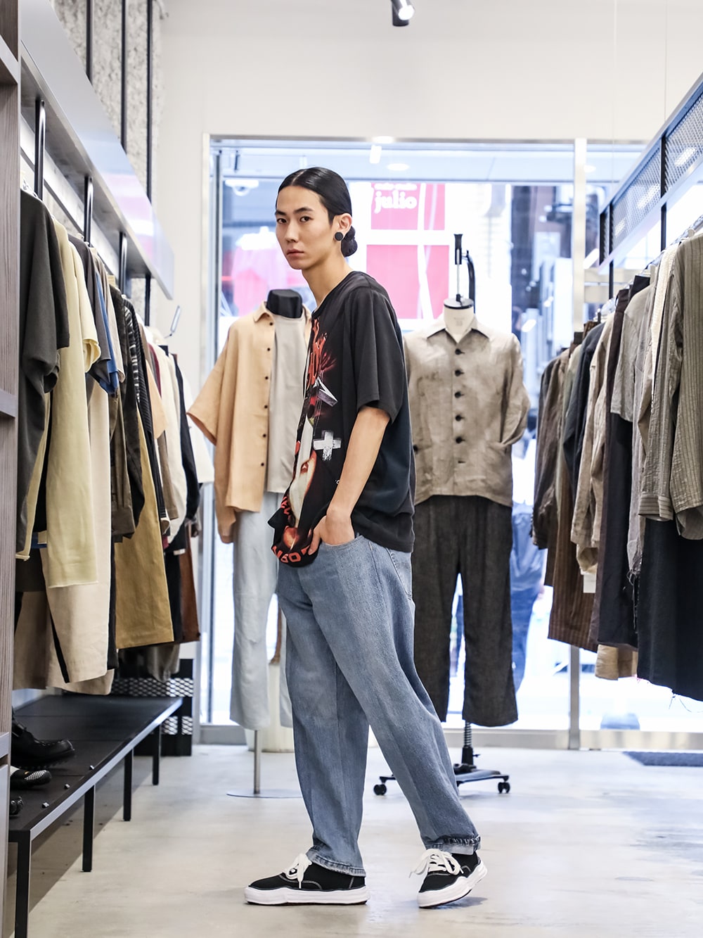 インク / メゾン ミハラヤスヒロ 2024SS スタイリング - 今夏に周囲の人々と一線を引くTシャツ - ink24SS-10-D-2(クラック バンド ショートスリーブTシャツ) ink24SS-13-M2(4パネル 50/デニムパンツ - M2) A02FW704-black-Classic(ベイカー キャンバス ローカット スニーカー Black) - 1-005