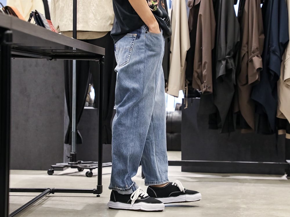 インク / メゾン ミハラヤスヒロ 2024SS - 繊細なディテールでリメイクされたTシャツ - ink24SS-13-M2(4パネル 50/デニムパンツ - M2) A02FW704-black-Classic(ベイカー キャンバス ローカット スニーカー Black) - 3-002