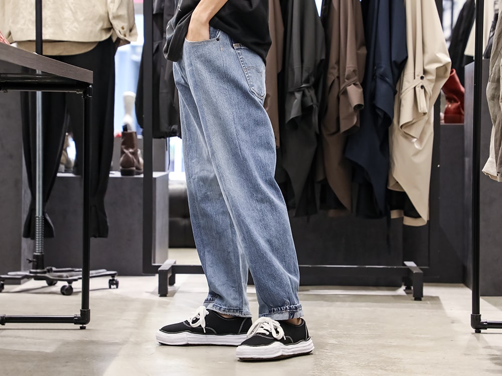 インク / メゾン ミハラヤスヒロ 2024SS - 繊細なディテールでリメイクされたTシャツ - ink24SS-13-M2(4パネル 50/デニムパンツ - M2) A02FW704-black-Classic(ベイカー キャンバス ローカット スニーカー Black) - 3-003