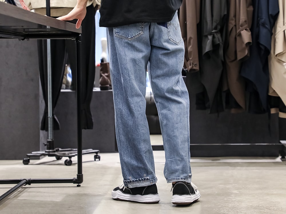 インク / メゾン ミハラヤスヒロ 2024SS - 繊細なディテールでリメイクされたTシャツ - ink24SS-13-M2(4パネル 50/デニムパンツ - M2) A02FW704-black-Classic(ベイカー キャンバス ローカット スニーカー Black) - 3-004