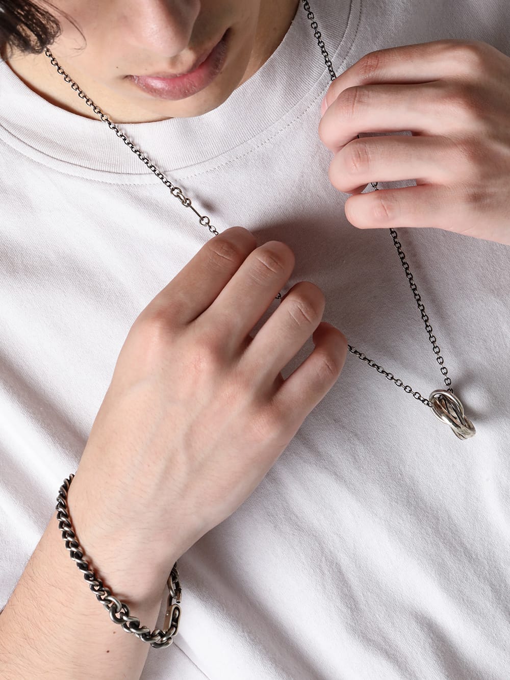 WERKSTATT:MÜNCHEN 24SS  - Single-Breasted Coat with Mesh Material - M2650 - Bracelet Fine Curb Chain - M3731 - Necklace Four Rings 2-009