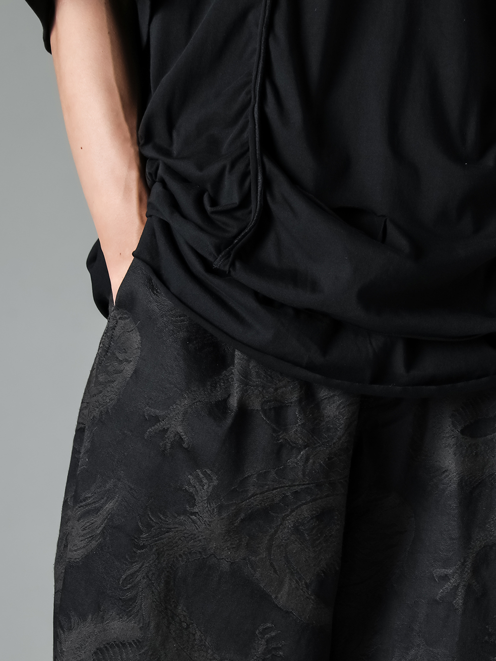 ZIGGY CHEN - 24PF  - 混沌の中に生じた理を落とし込んだT-SHIRTが放つ情趣 - 0M2420210 black DESTROYED LAYER T-SHIRT （BLACK） - UM3535 brown/black - CHA PANTS  （brown/black）  2-004