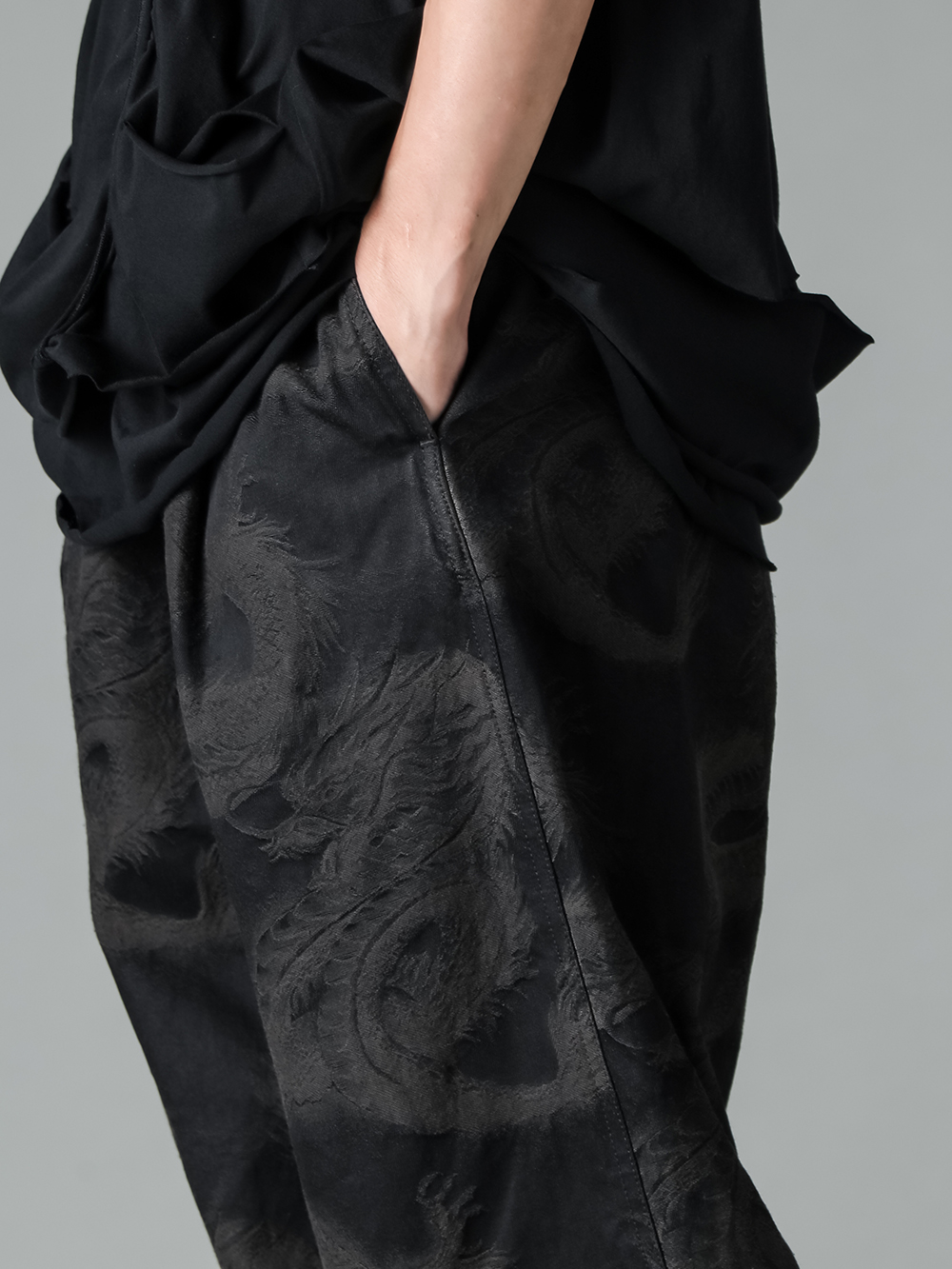 ZIGGY CHEN - 24PF  - 混沌の中に生じた理を落とし込んだT-SHIRTが放つ情趣 - 0M2420210 black DESTROYED LAYER T-SHIRT （BLACK） - UM3535 brown/black - CHA PANTS  （brown/black）  2-005