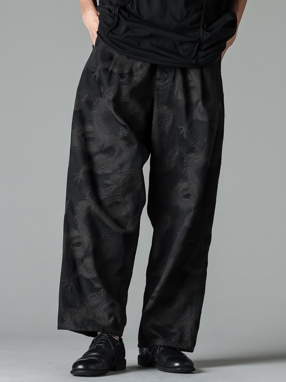 ZIGGY CHEN - 24PF - レイヤーTシャツノームコアコーディネート 俯瞰的に捉える事で感じるアイテム等の多面性と真髄 -0M2420210 black DESTROYED LAYER T-SHIRT （BLACK） - UM3535 brown/black - CHA PANTS （brown/black） - 992X black Classic Derby Shoes Laced Up Single Sole Wide Model （Black） 3-001