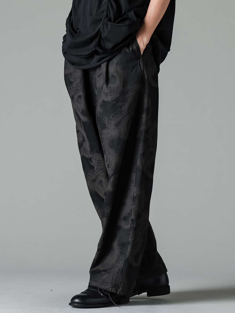 ZIGGY CHEN - 24PF - 俯瞰的に捉える事で感じるアイテム等の多面性と真髄 - 0M2420210 black DESTROYED LAYER T-SHIRT （BLACK） - UM3535 brown/black - CHA PANTS （brown/black） - 992X black Classic Derby Shoes Laced Up Single Sole Wide Model （Black） 3-002