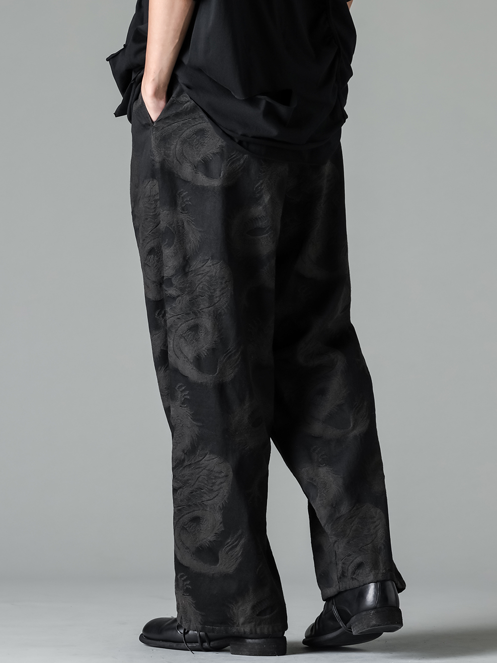 ZIGGY CHEN - 24PF - 俯瞰的に捉える事で感じるアイテム等の多面性と真髄 - 0M2420210 black DESTROYED LAYER T-SHIRT （BLACK） - UM3535 brown/black - CHA PANTS （brown/black） - 992X black Classic Derby Shoes Laced Up Single Sole Wide Model （Black） 3-003