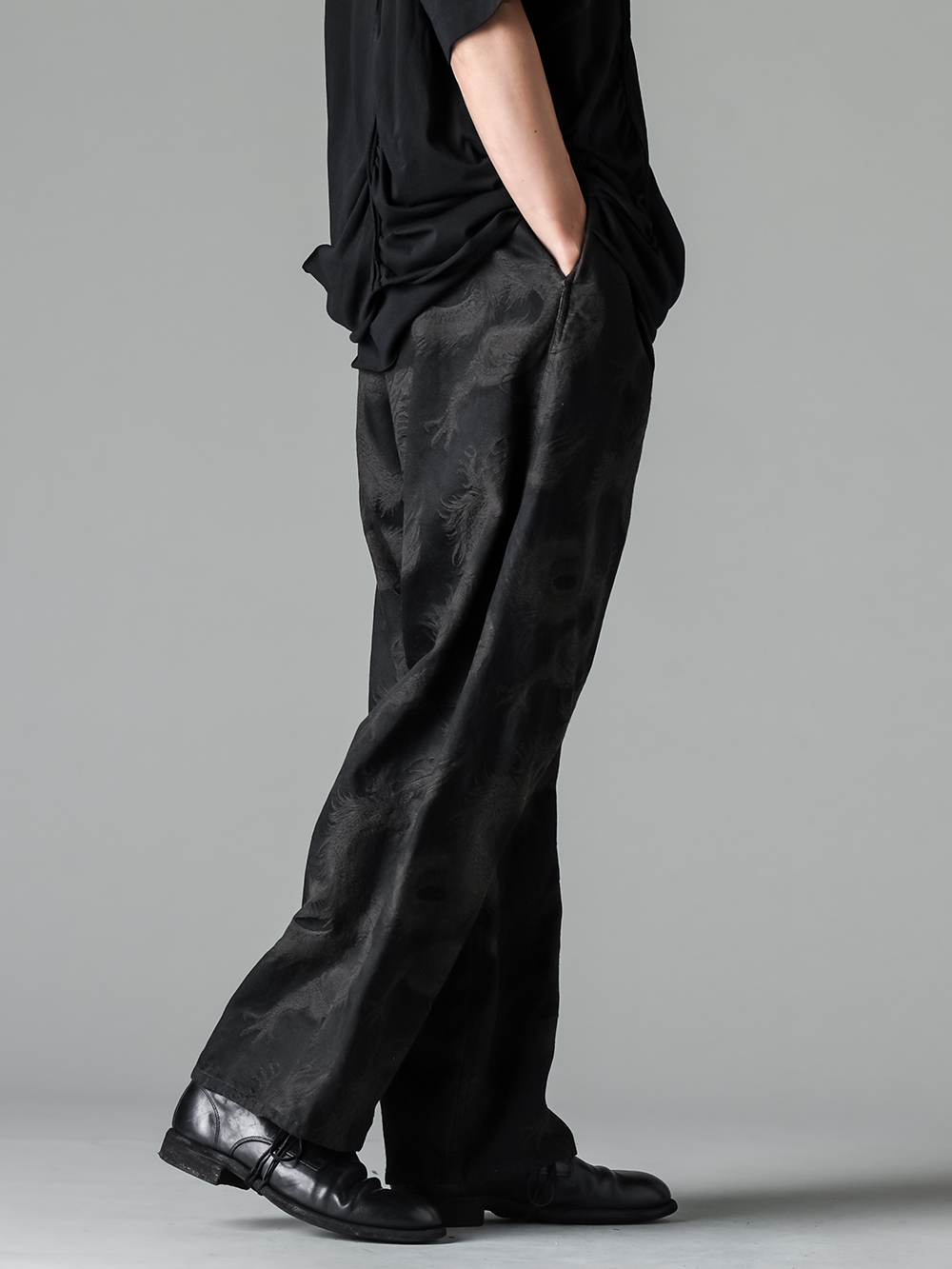 ZIGGY CHEN - 24PF - 俯瞰的に捉える事で感じるアイテム等の多面性と真髄 - 0M2420210 black DESTROYED LAYER T-SHIRT （BLACK） - UM3535 brown/black - CHA PANTS （brown/black） - 992X black Classic Derby Shoes Laced Up Single Sole Wide Model （Black） 3-005