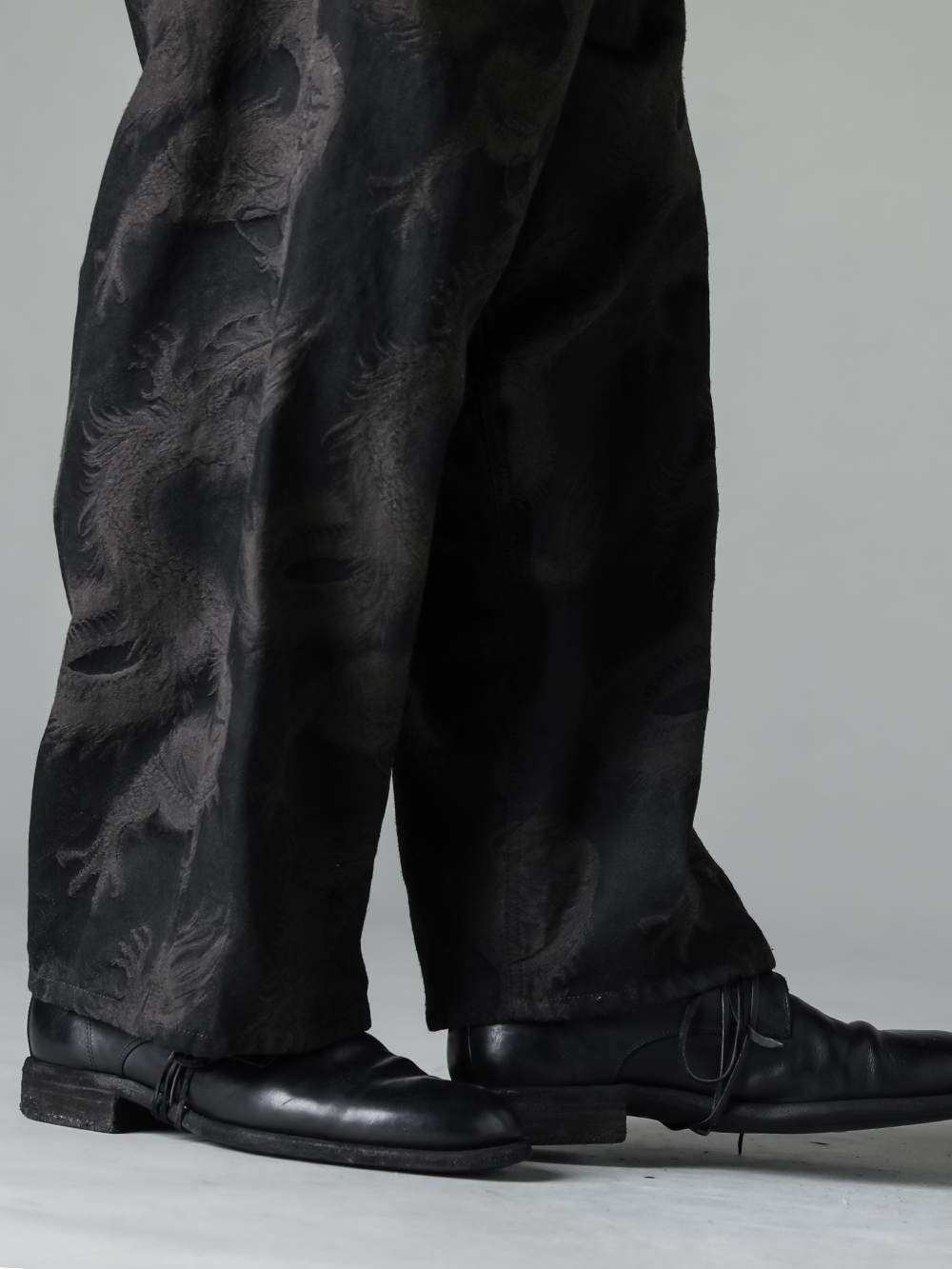 ZIGGY CHEN - 24PF - 俯瞰的に捉える事で感じるアイテム等の多面性と真髄 - UM3535 brown/black - CHA PANTS （brown/black） - 992X black Classic Derby Shoes Laced Up Single Sole Wide Model （Black） 3-006