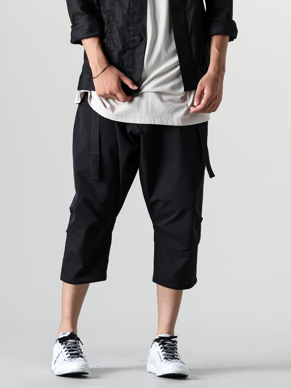 ACRONYM - アクロニウム - 24SS - 粗野な雰囲気を持つアウターは、シルバージュエリーが好相性 ACRONYM(アクロニム)のパンツとMaison Margiela(メゾンマルジェラ)のレプリカとのコーディネート - P17-DS - Cropped Wide Pants - S37WS0566 - Replica 3-001