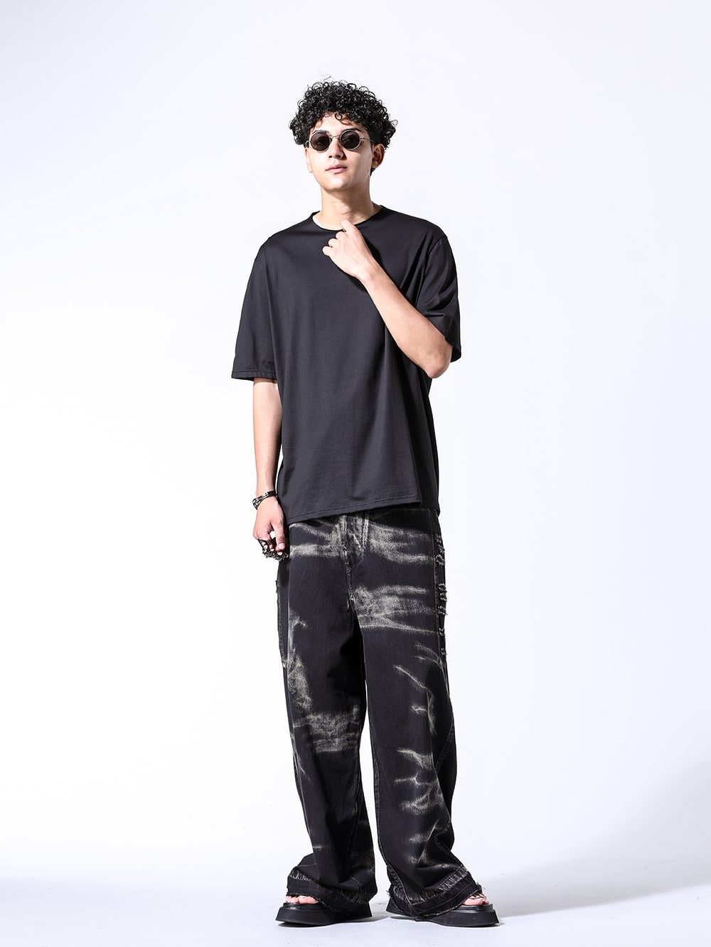Devore / Julius / Riggers 2024-25AW Styling - Coordinates with black-colored jewelry - Summer styling that expresses the world of JULIUS - CSC-ASPB black(Short sleeve astronomy print B BLACK) RG00UW14 a.black × dark grey(Round Flame Sunglasses A.Black × Dark Grey) 077ACU3 black(fangophilia × JULIUS Wrist Cover Bangle Black) 077ACU2 black(fangophilia × JULIUS Full Finger Ring Black) 867PAM8-D black(10oz Denim Bleach Wide Pants Black) 867FWM1-L black(Coated Goat Suede Velcro Sandal Black) - 1-001