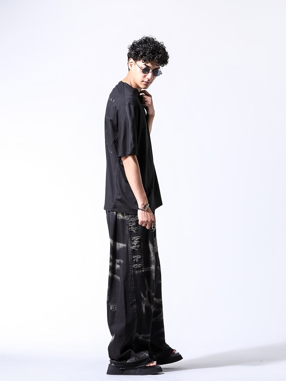Devore / Julius / Riggers 2024-25AW Styling - Summer styling expressing the world of JULIUS - CSC-ASPB black(Short sleeve astronomy print B BLACK) RG00UW14 a.black × dark grey(Round Flame Sunglasses A.Black × Dark Grey) 077ACU3 black(fangophilia × JULIUS Wrist Cover Bangle Black) 077ACU2 black(fangophilia × JULIUS Full Finger Ring Black) 867PAM8-D black(10oz Denim Bleach Wide Pants Black) 867FWM1-L black(Coated Goat Suede Velcro Sandal Black) - 1-002