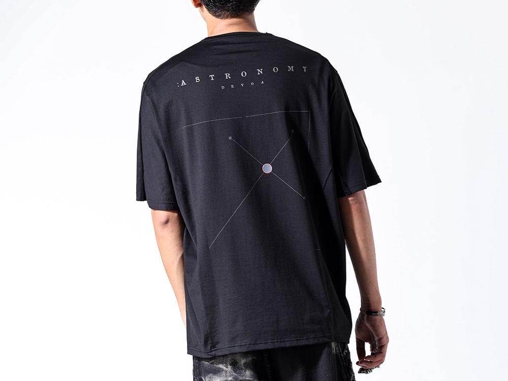 Devore 2024-25AW - Jet black world view exuding from boldly designed bangles and rings - CSC-ASPB black(Short sleeve astronomy print B BLACK) - 2-003