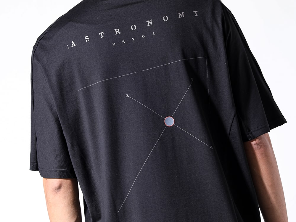 Devore 2024-25AW - Jet black world view exuding from boldly designed bangles and rings - CSC-ASPB black(Short sleeve astronomy print B BLACK) - 2-005