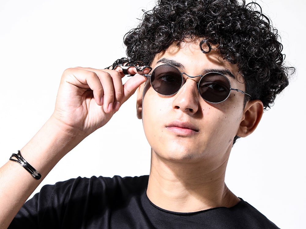 Julius / Riggers 2024-25AW - Jet black world view exuding from boldly designed bangles and rings - RG00UW14 a.black × dark grey(Round Flame Sunglasses A.Black × Dark Grey) 077ACU3 black( fangophilia × JULIUS Wrist Cover Bangle Black) 077ACU2 black(fangophilia × JULIUS Full Finger Ring Black) - 2-006
