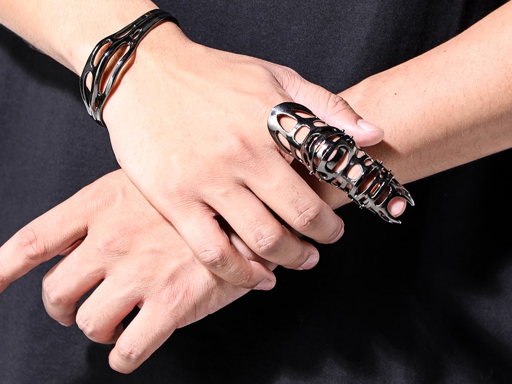 JULIUS 2024-25AW - Jet black world view exuding from boldly designed bangles and rings - 077ACU3 black(fangophilia × JULIUS Wrist Cover Bangle Black) 077ACU2 black(fangophilia × JULIUS Full Finger Ring Black) - 2-007