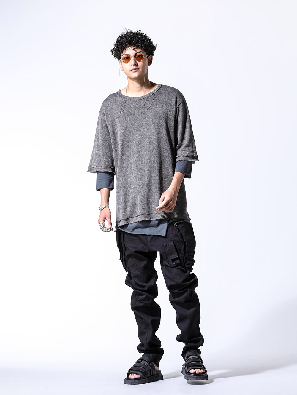 D.HYGEN / RIGARDS / JULIUS / ISO 2024-25AW styling - Summer style with D.HYGEN's layered T-shirt as the star - a mix of brands that can make a difference - ST101-1124S(Washi x Rayon Knit Layered T-Shirt) RG00UW14 a.silver × salmon(Round Flame Sunglasses A.Silver × Salmon) 077ACU3 silver(fangophilia × JULIUS Wrist Cover Bangle SILVER) 077ACU2 silver(fangophilia × JULIUS Full Finger Ring SILVER) 867PAM9-BK(10oz Denim Cargo Pants) IWSS-GFCL black(Sandals calf leather BLACK) - 1-001