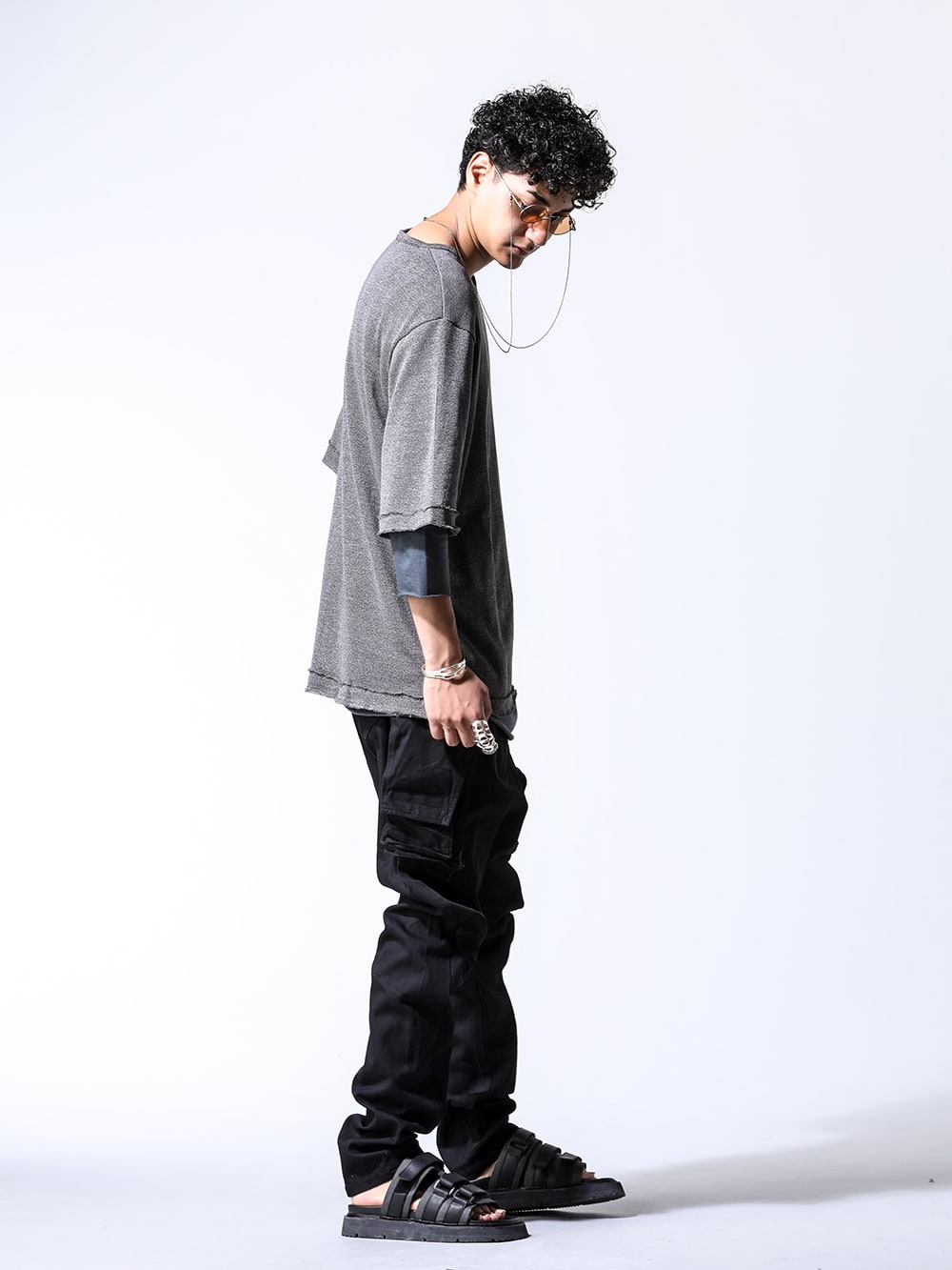 D.HYGEN / RIGARDS / JULIUS / ISO 2024-25AW styling - A Distinctive Brand Mix Style - ST101-1124S(Washi x Rayon Knit Layered T-Shirt) RG00UW14 a.silver × salmon(Round Flame Sunglasses A.Silver × Salmon) 077ACU3 silver(fangophilia × JULIUS Wrist Cover Bangle SILVER) 077ACU2 silver(fangophilia × JULIUS Full Finger Ring SILVER) 867PAM9-BK(10oz Denim Cargo Pants) IWSS-GFCL black(Sandals calf leather BLACK) - 1-003