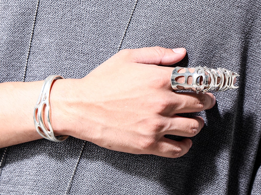 JULIUS 2024-25AW - D.HYGEN Layered T-shirt for comfortable wear with washi paper and rayon knit - 077ACU3 silver(fangophilia × JULIUS Wrist Cover Bangle SILVER) 077ACU2 silver(fangophilia × JULIUS Full Finger Ring SILVER) - 2-009