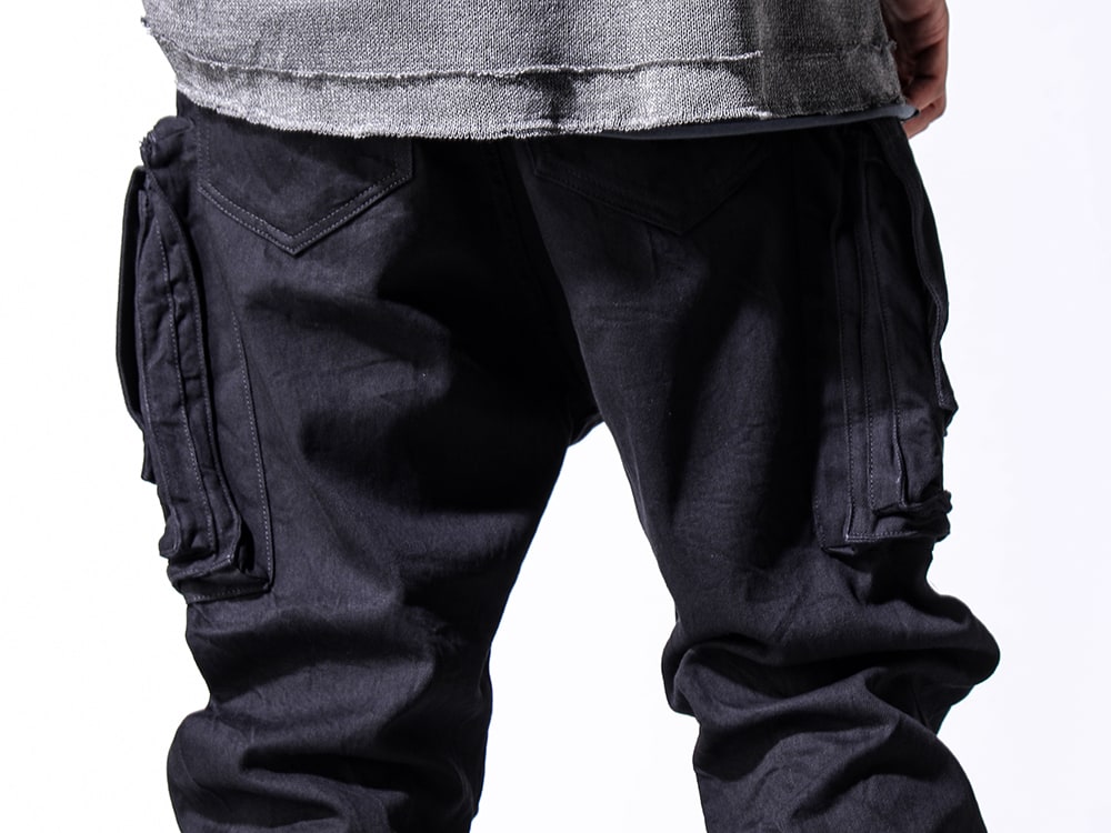 ISO 2024-25AW - JULIUS’s Black-Dominated Denim Cargo Pants - IWSS-GFCL black(Sandals calf leather BLACK) - 3-007