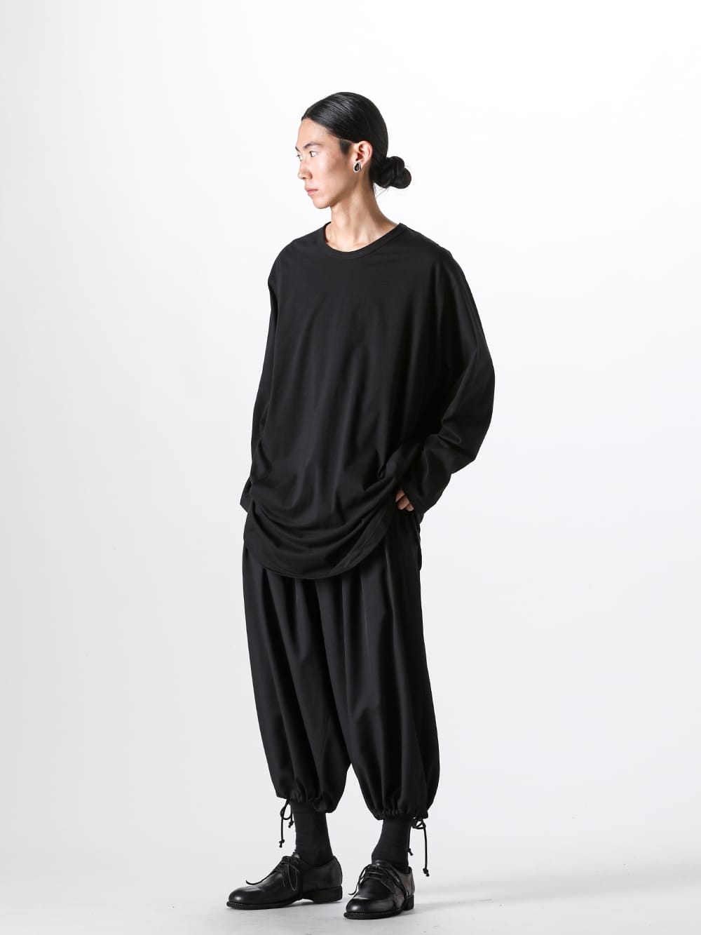 Ground Y - Ground Y - 24-25AW - Ground Y 2024-25AW Collection styling No.4 - GO-T06-040 black - Hem Round Jumbo Long Sleeve T-Shirt - GO-P03-500 black Balloon Pants 4-001