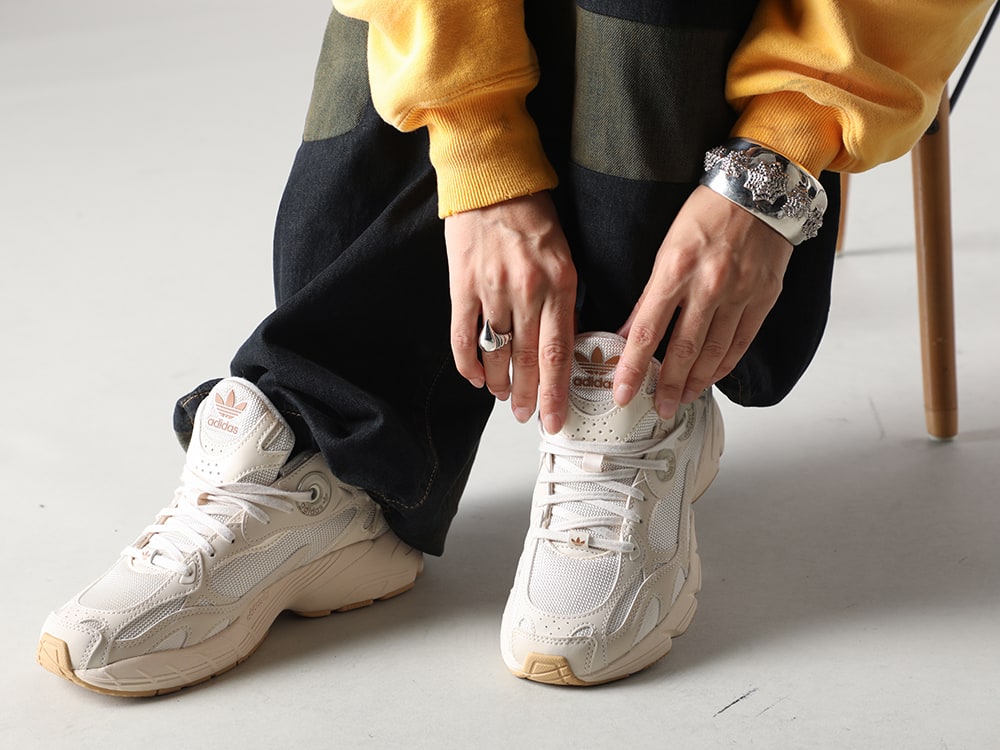 アディダス 2024-25AW - パッチワークデザインが魅力的なデニムパンツとボリュームがあるシックな同系色のスニーカー - AJGV9200 wonder white(ASTIR W) - 3-007